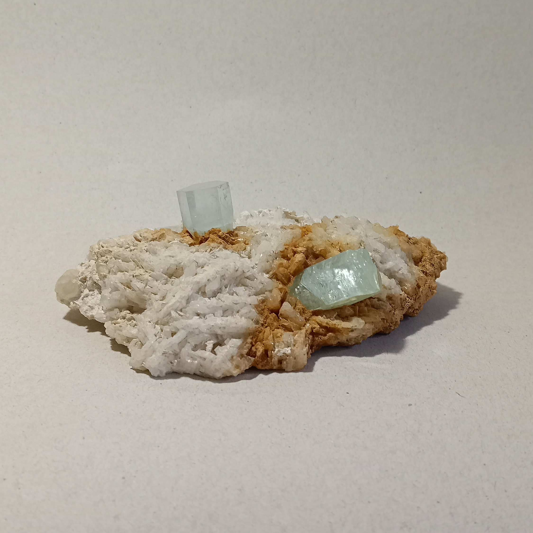 還滿大一顆的海水藍寶