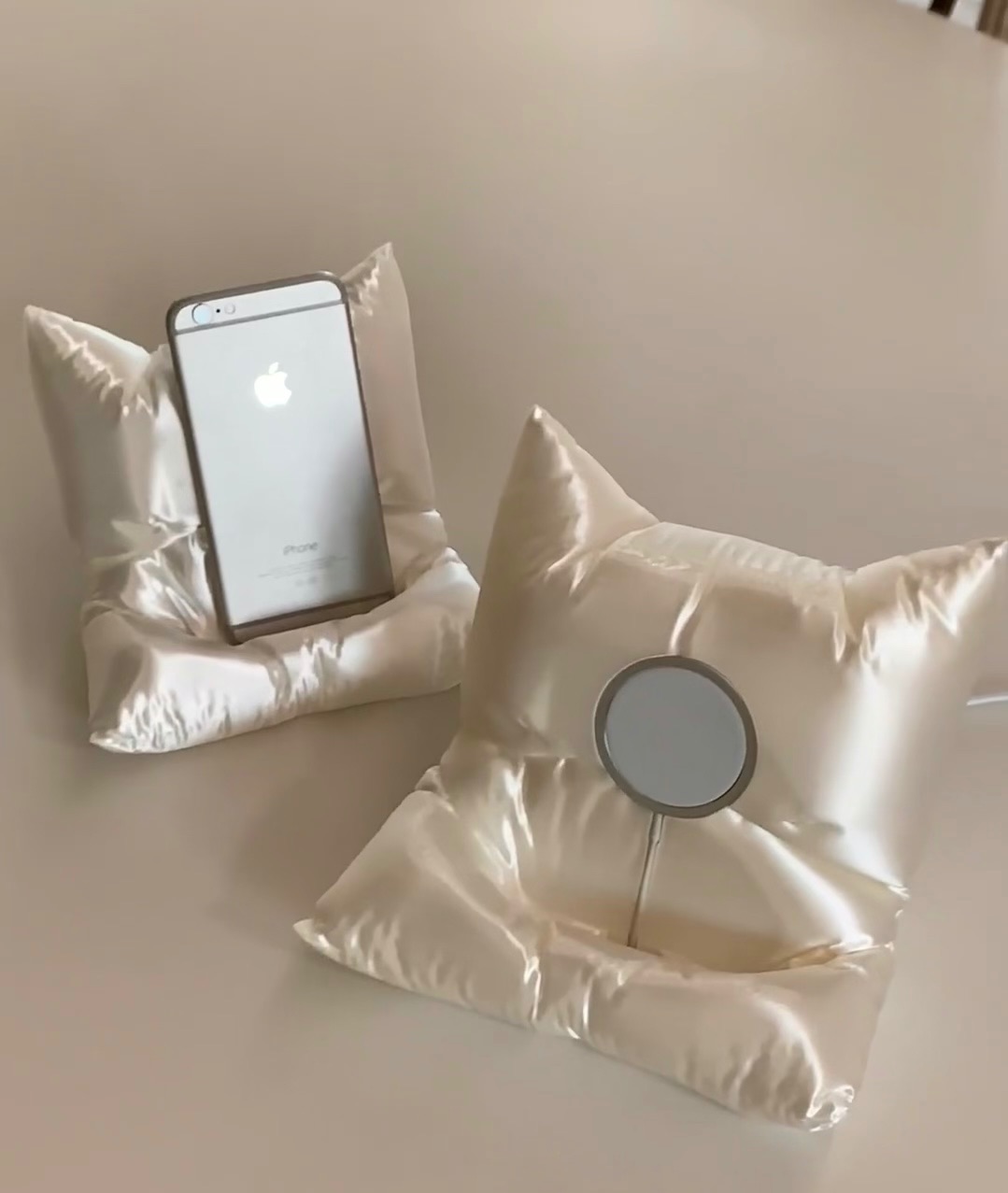 3D沙發手機支架【加州辣妹】