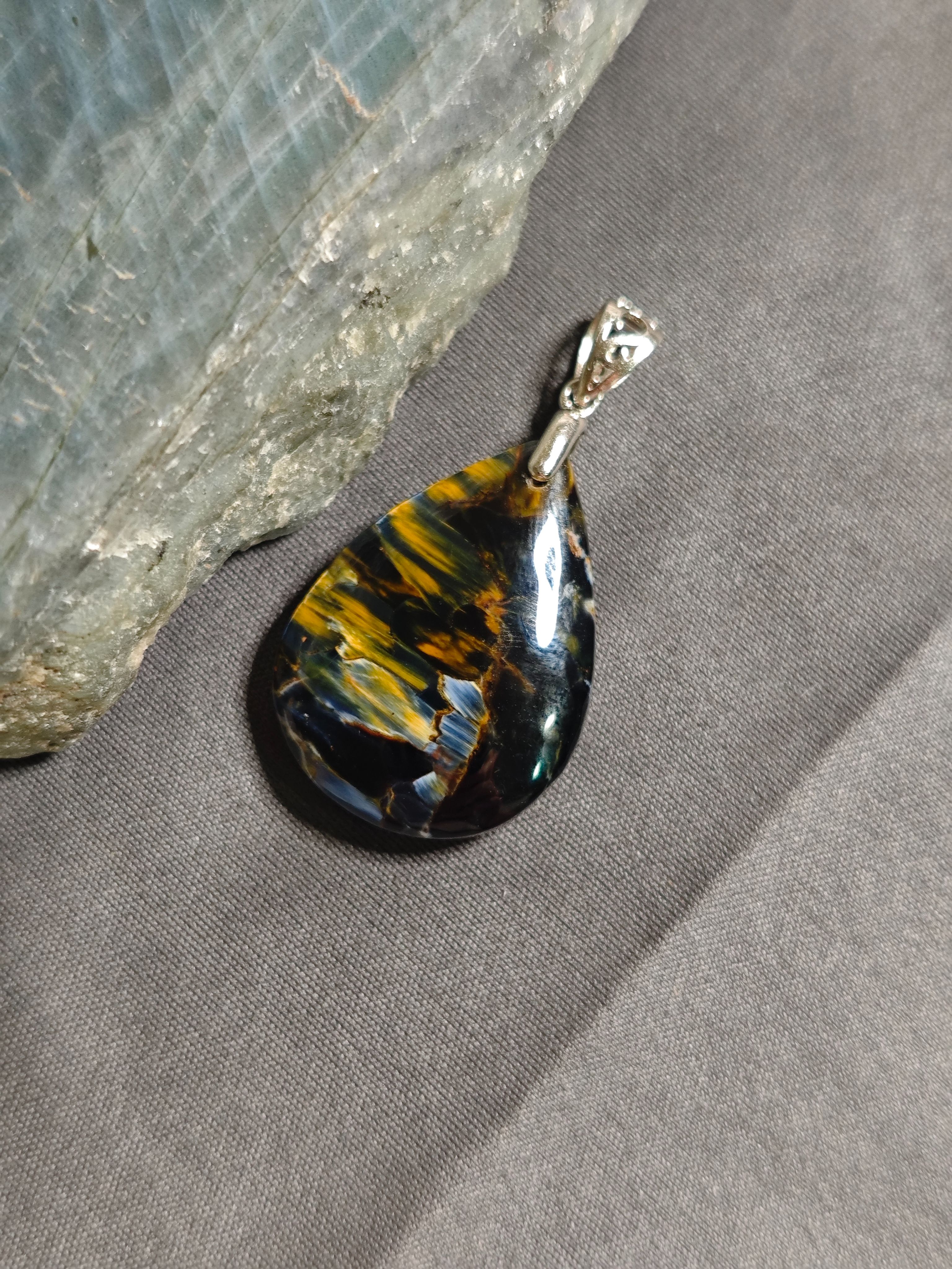 納米比亞雙色彼得石水滴