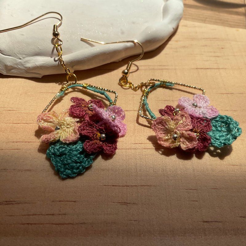 【手作飾品系列】 鉤針編織 簍空繡球花 夾式耳環