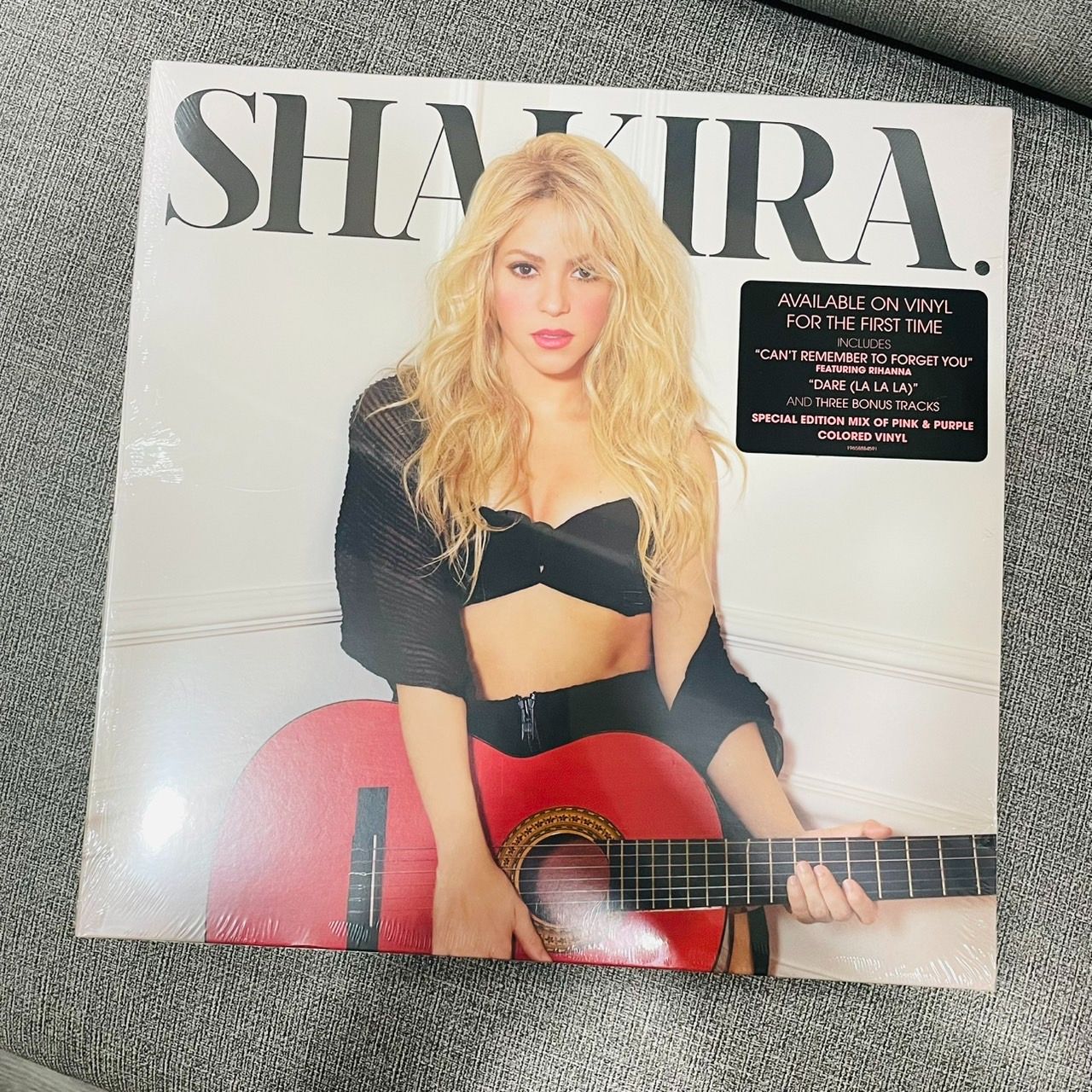Shakira - SHAKIRA. 粉膠