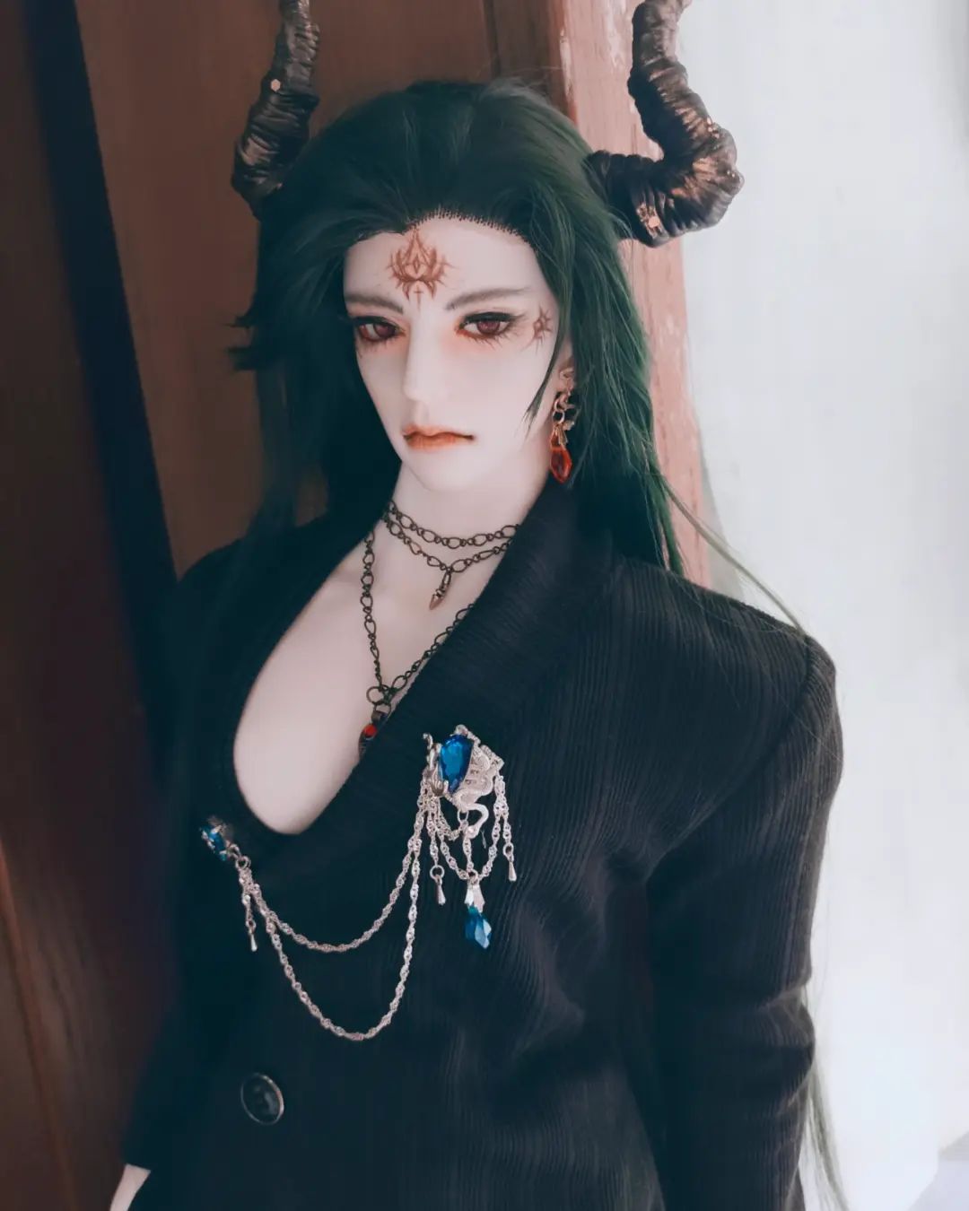 斜開針織外套黑色及胸針