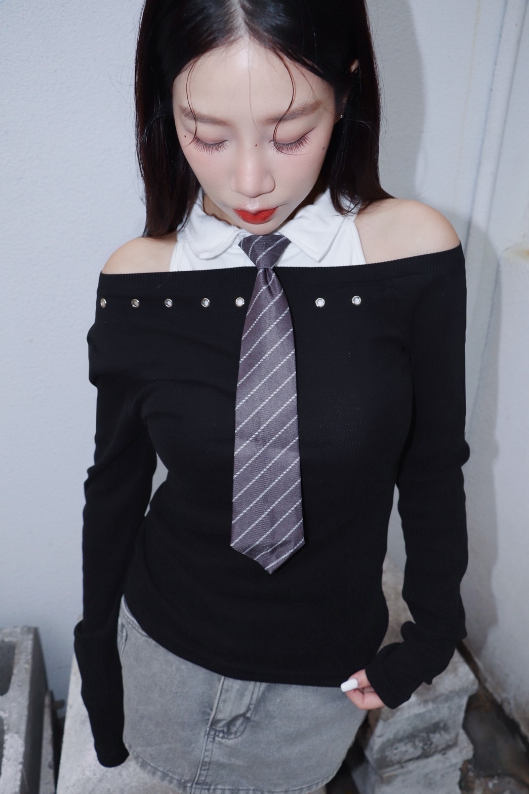 本週爆款!!K601193韓國釦眼斜肩上衣（現貨+預購）