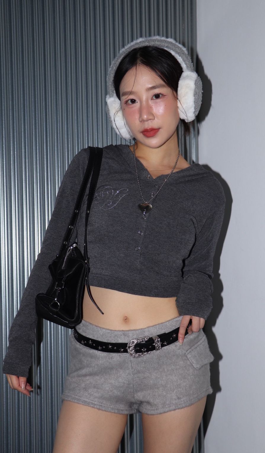 K5711261韓國草寫燙鑽短版連帽上衣