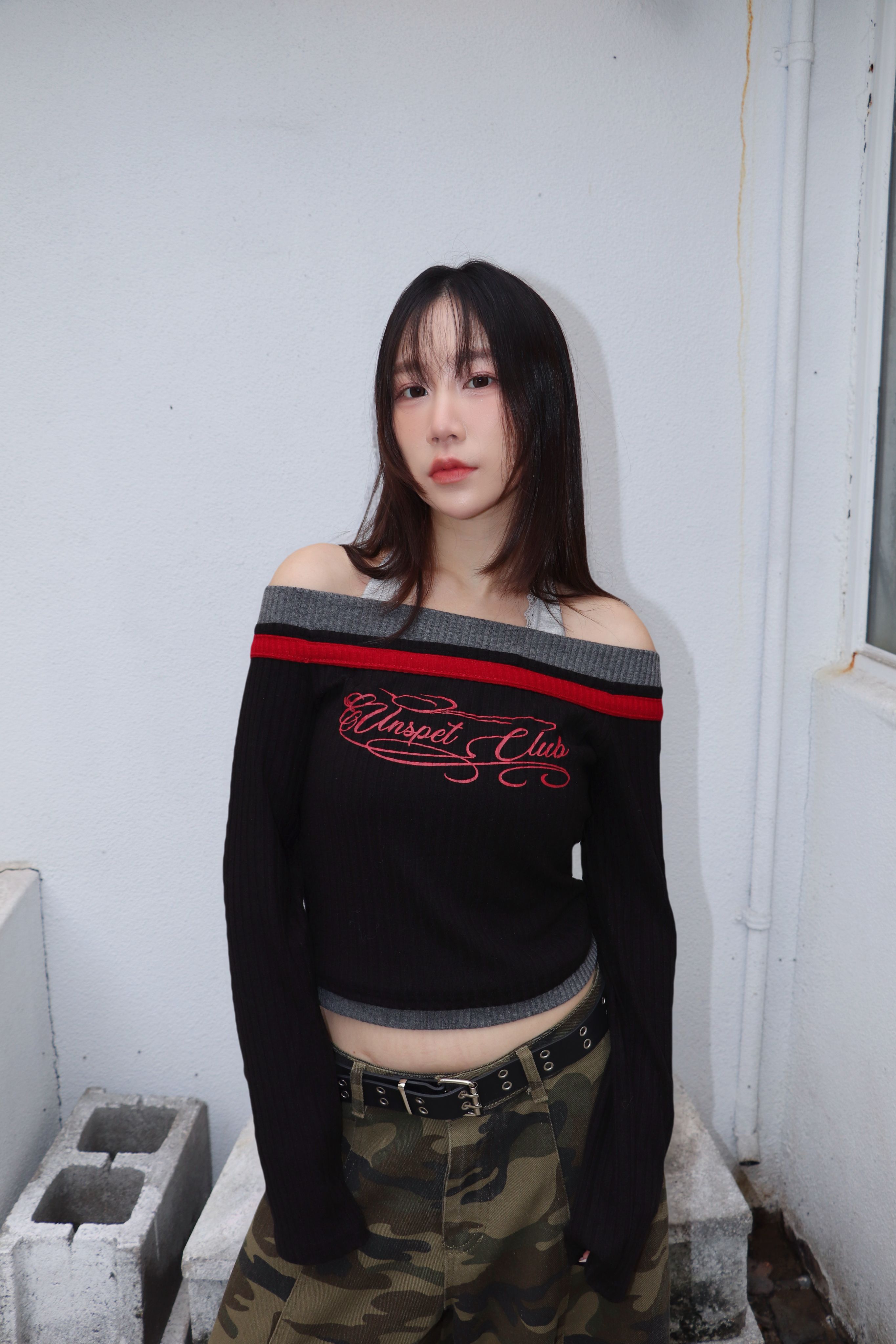 A80328紅字草寫針織一字領