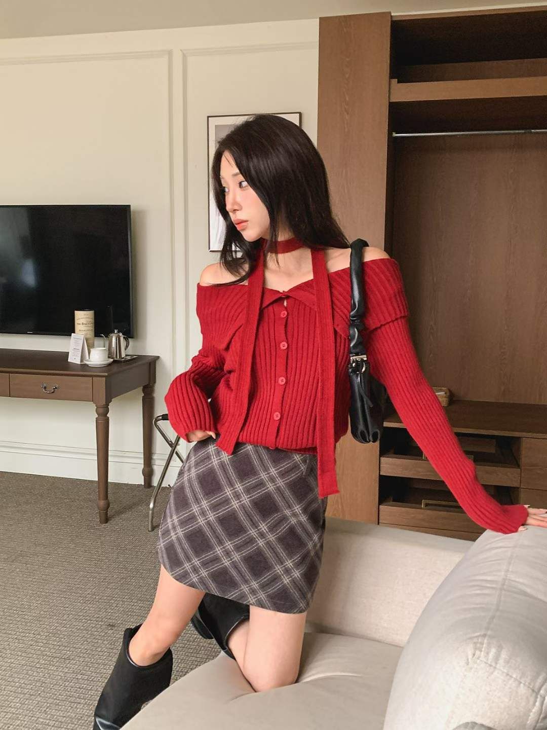 🏷ʏᴜɴᴀ’s ·正韓代購🇰🇷緋紅呢語🌹翻領露肩坑紋針織長袖上衣+脖圍