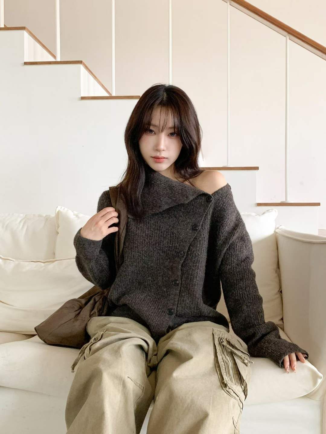 現貨+預購ෆ🏷ʏᴜɴᴀ’s ·正韓代購🇰🇷暮色斜影🌙設計感不規則領排釦長袖上衣