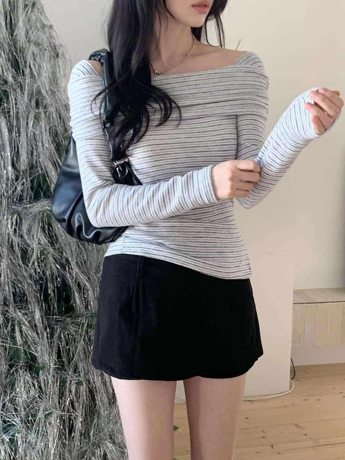 現貨+預購ෆ🏷ʏᴜɴᴀ’s ·正韓代購🇰🇷細線傾斜🥨一字領開衩條紋長袖上衣