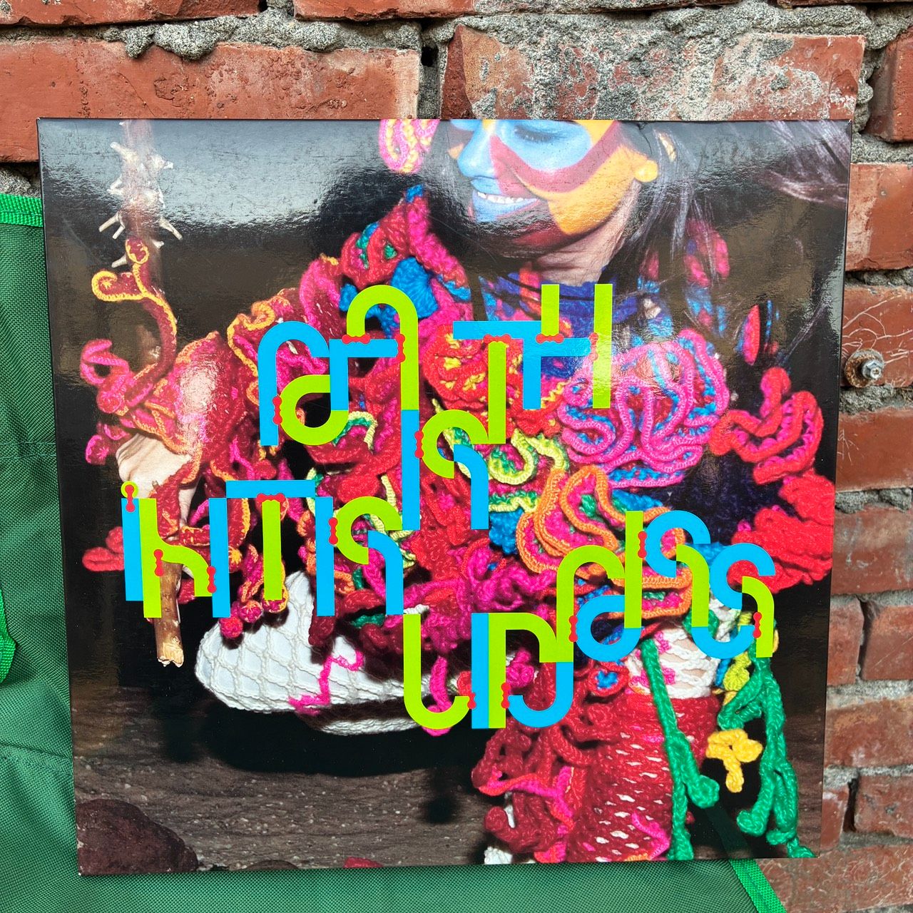 「黑膠」 bjork/earth intruders/碧玉
