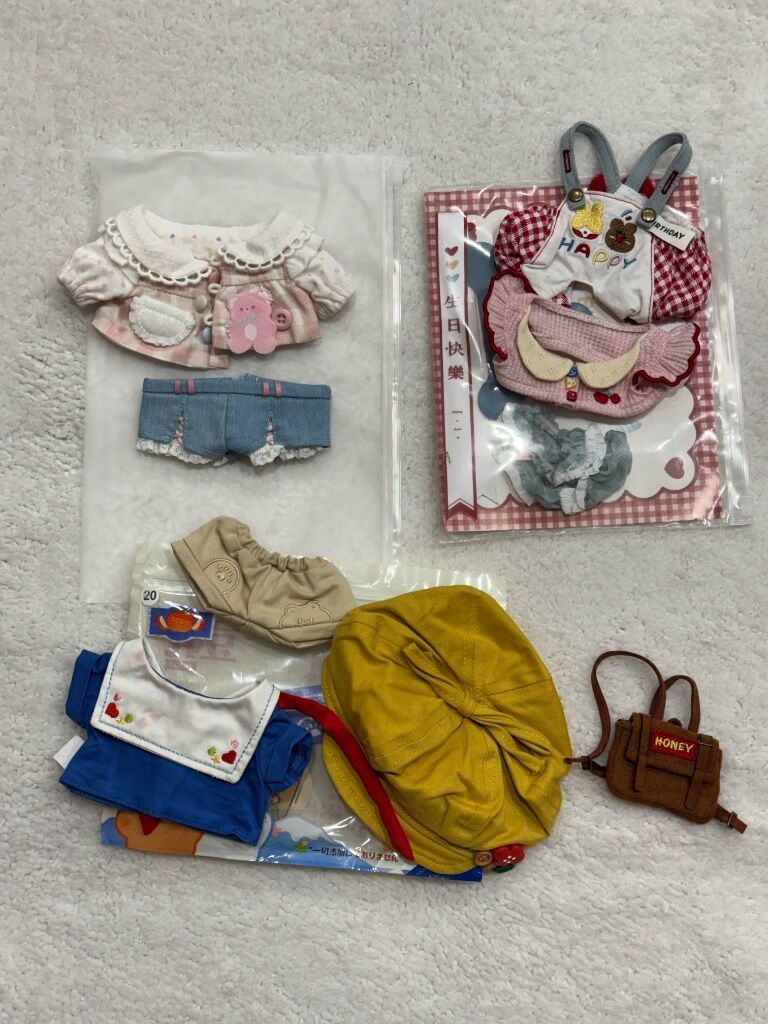 （20cm）娃衣整圖出-3 （帽子上的配件塑膠有點黏、領子有染色）