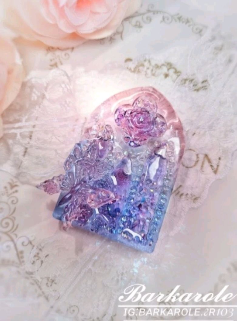 〔Barkarole🥀〕預購 [花窗玻璃系列🫧-琉璃幻象]  手工滴膠流沙吊飾  ｜收藏、送禮