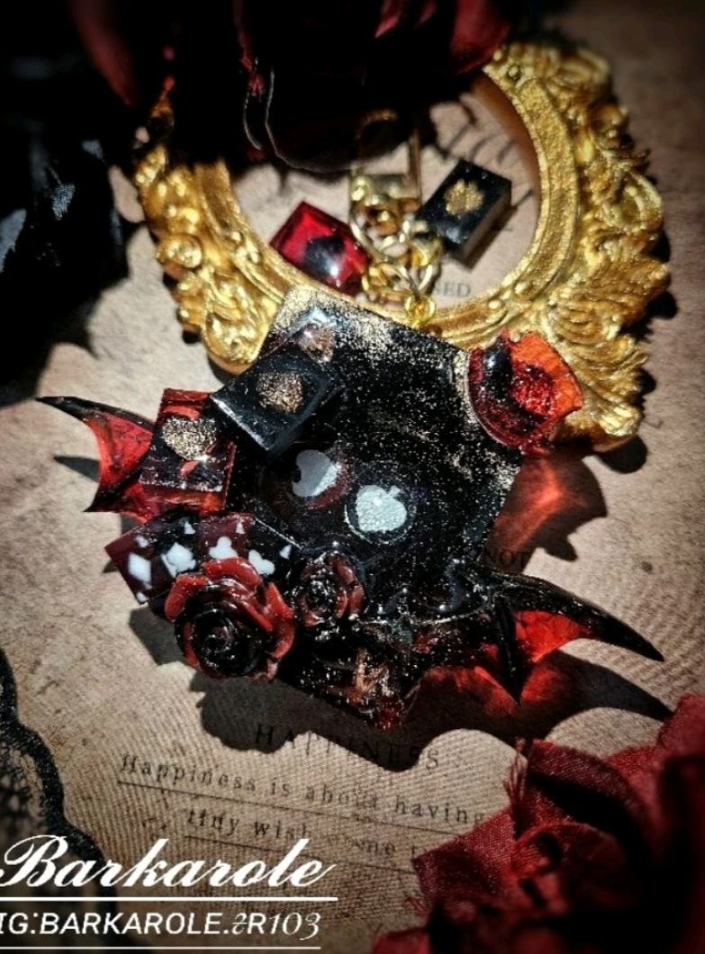 〔Barkarole🥀〕預購 [撲克之謎-紅玫瑰與黑牌幻象🥀]  手工滴膠吊飾  ｜收藏、送禮