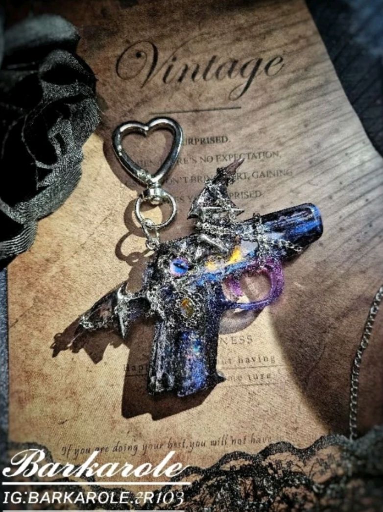 〔Barkarole🥀〕預購 [塗鴉怪物之槍械塗裝系列-瘋魔狀態] 手工滴膠流沙吊飾  克蘇魯 ｜收藏、送禮