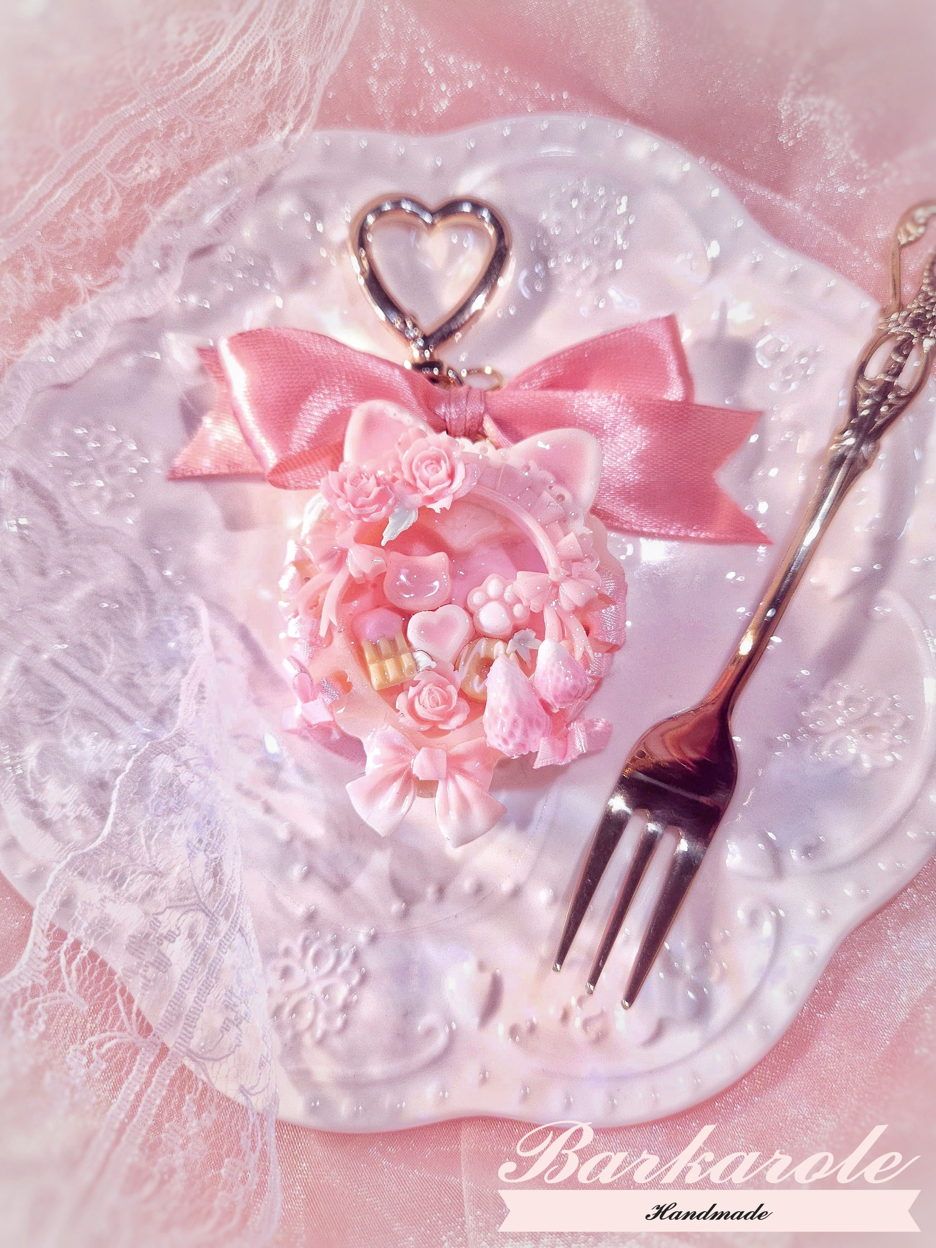 〔Barkarole🥀〕預購  《甜蜜時光系列-苺瑰甜點盒🩷》 手工滴膠吊飾 ｜收藏、送禮