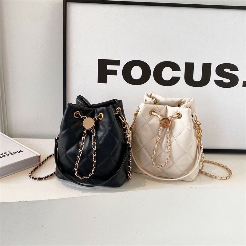 方便好拿取✨菱格紋水桶包✨/駕馭多種風格/肩背/斜背/小香風/氣質款必敗/質感包/輕奢款/女用包款/流行時尚/菱格紋