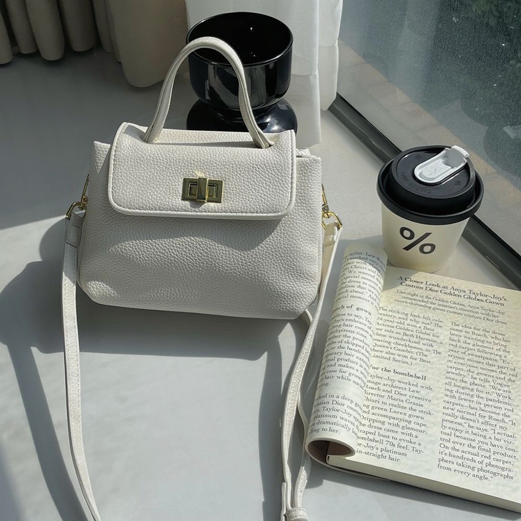 輕巧典雅小包✨荔枝皮革小手提 ✨/附肩背帶/四隔層/小巧輕便/手提肩背/春夏色系豆沙綠/女包/優雅氣質