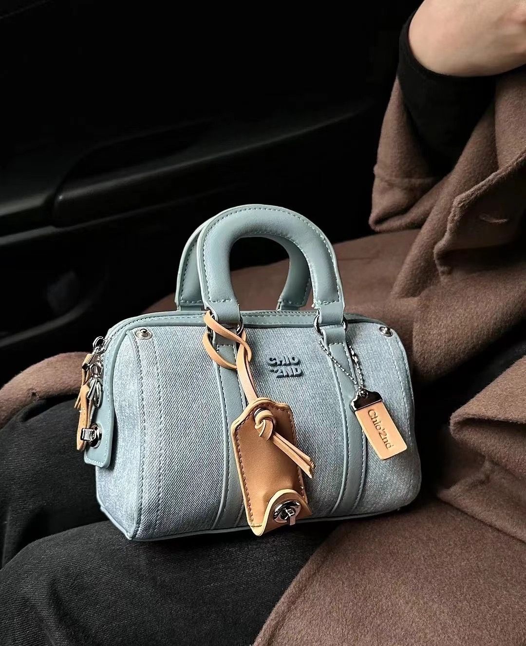 獨特時尚✨水洗牛仔藍波士頓包✨牛仔風/掛飾搭配/可放手機/波士頓包/手提包/斜背包/肩背包/女包/小包/休閒包/時尚女包