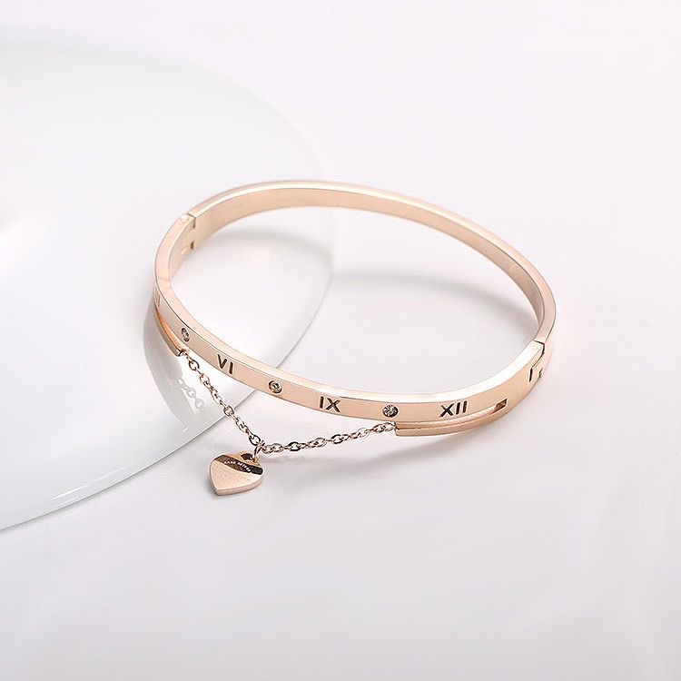 鈦鋼手環✨羅馬數字愛心吊墜手環✨質感設計/簡單時尚/愛心吊墜/羅馬數字手環/愛心手環/鈦鋼飾品/低敏/可碰水/溫柔飾品