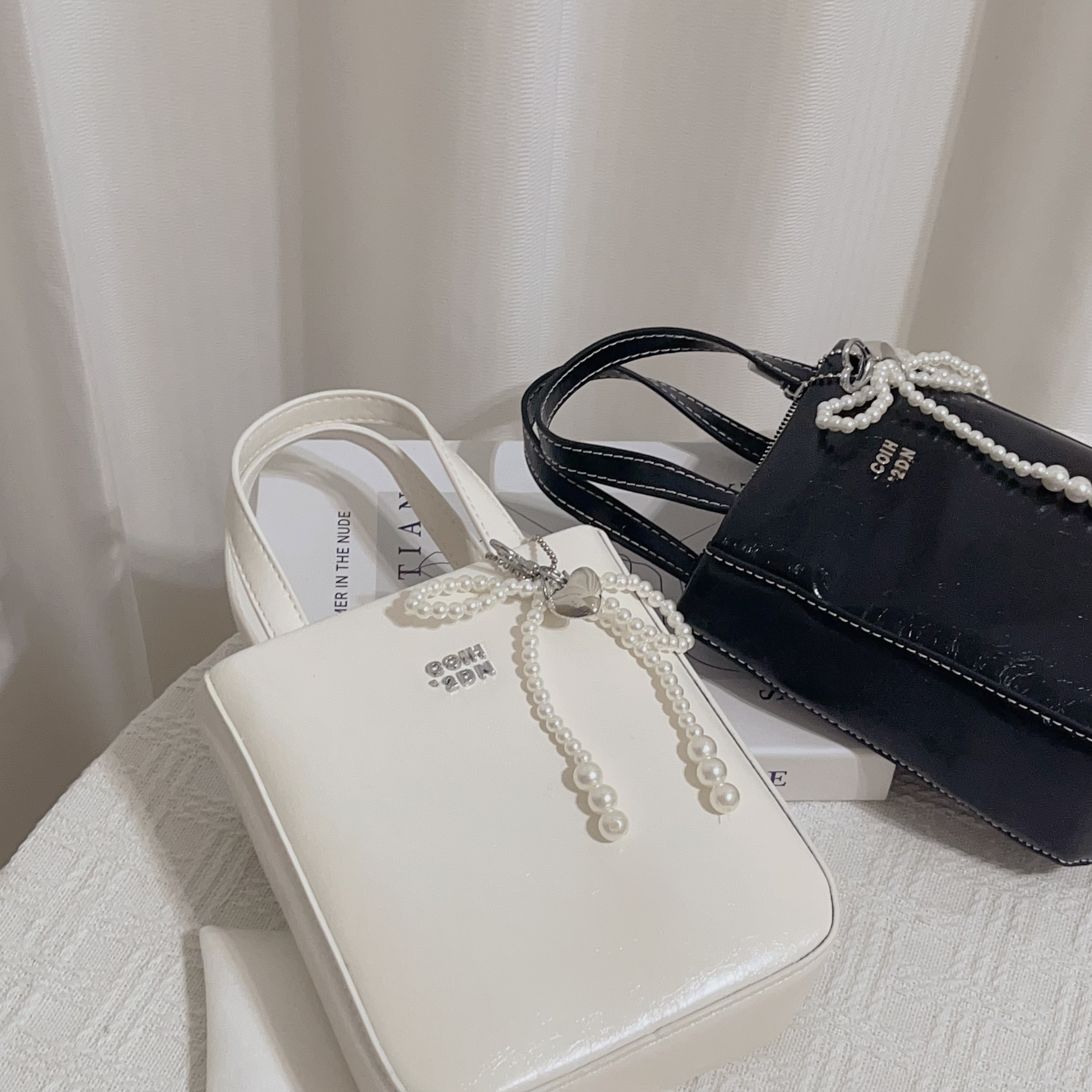 附氣質吊飾✨油蠟皮字母風琴包✨簡約時尚/百搭款式/琴譜包/氣質包包/時尚包包/手提包/肩背包/單肩包/斜背包/時尚女包