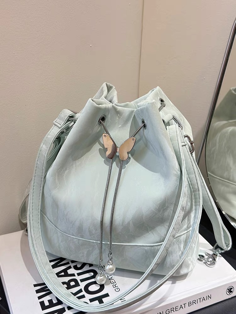 雙背法✨珍珠蝴蝶水桶包✨後背包/側背包/肩背包/女包/大容量包/甜美包包/斜背包/時尚包包/平價女包/雙肩包/蝴蝶結包