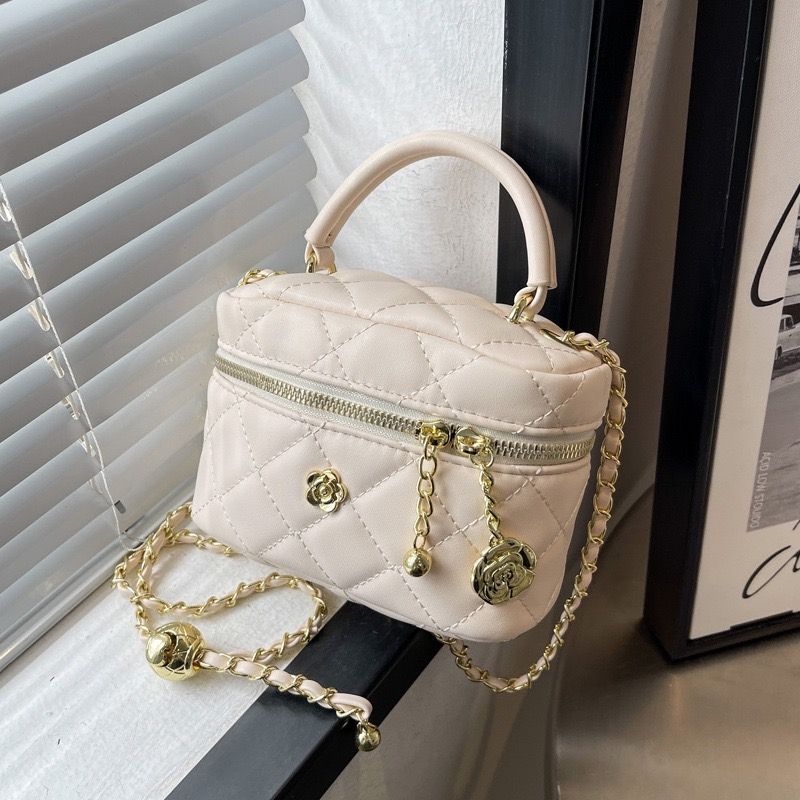 淡雅玫瑰✨小香風玫瑰盒子包✨小香風包包/側背包/肩背包/女包/便當包/斜背包/時尚包包/平價女包/小香包/玫瑰花/菱格紋