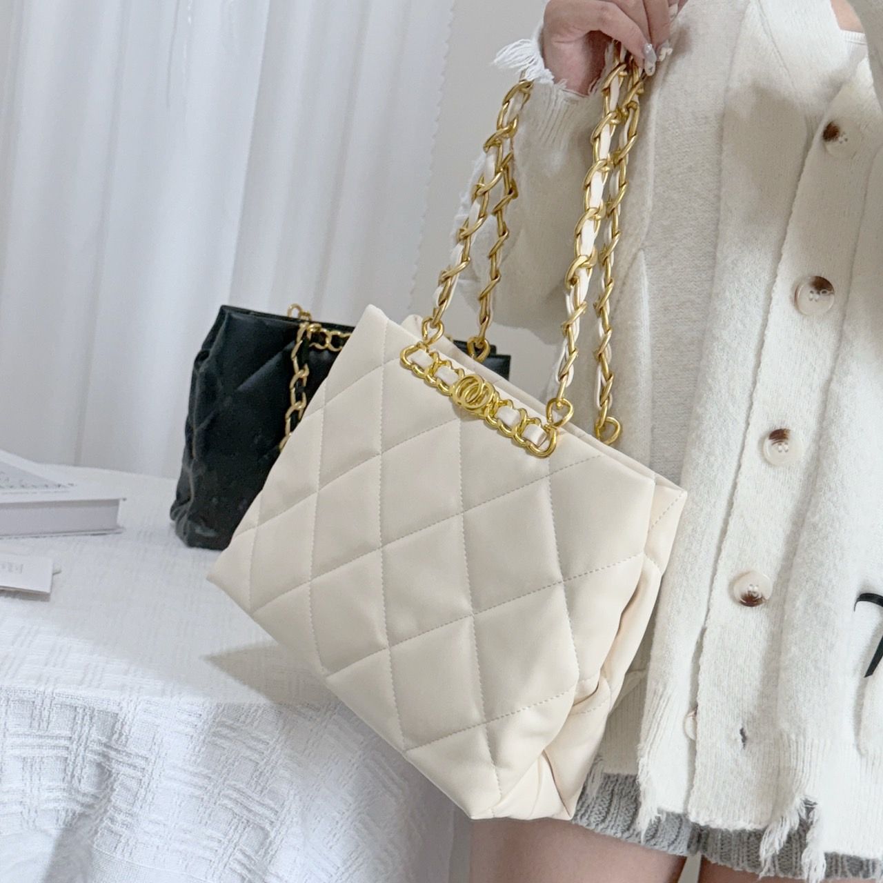 輕奢高級✨ 大容量羊皮菱格紋包 ✨羊皮包包/大包包/通勤包/側背包/肩背包/女包/單肩包/秋冬包包/鏈條包/格紋包包