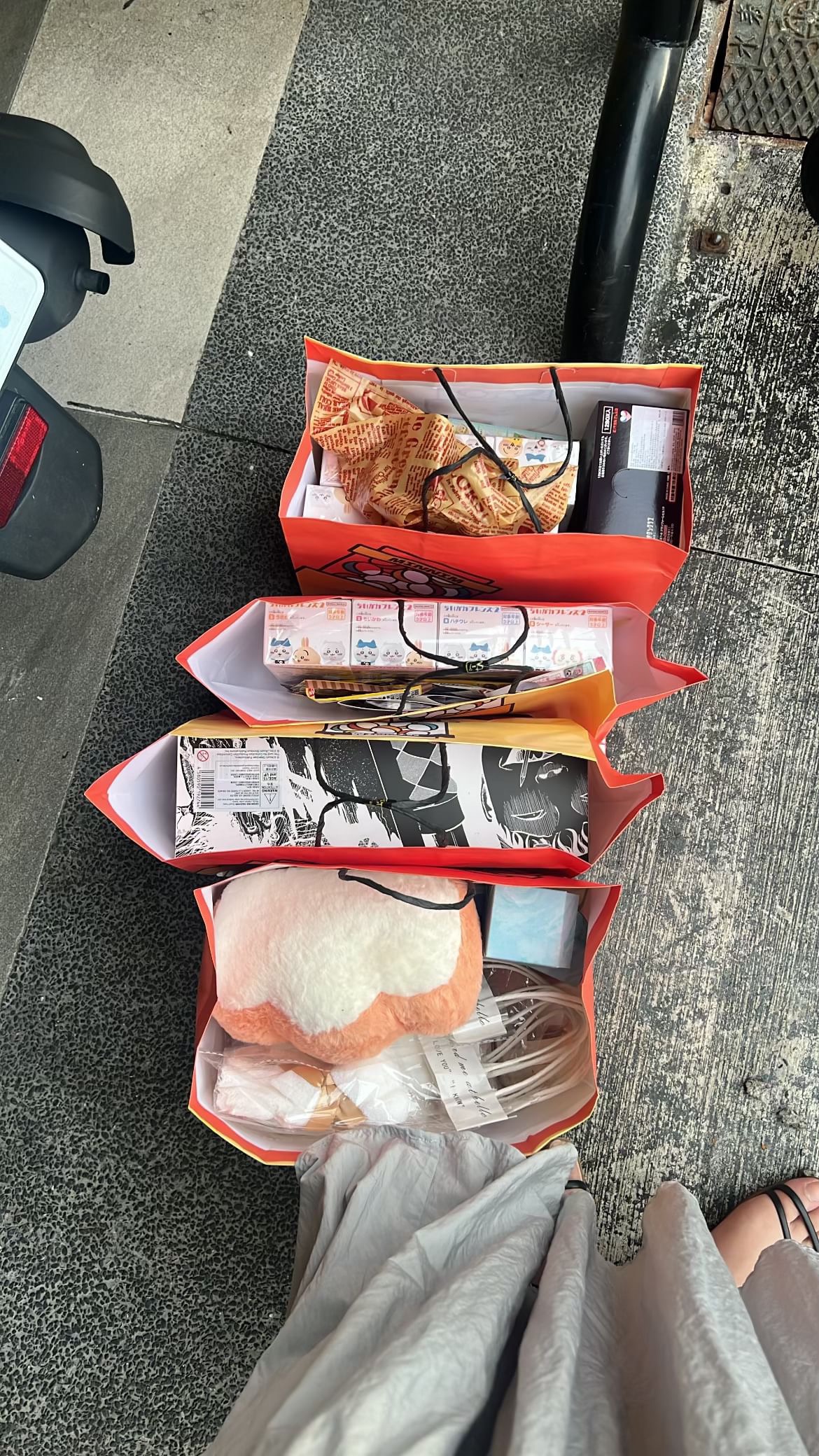 璐娜到處買玩具（´･ω･`）