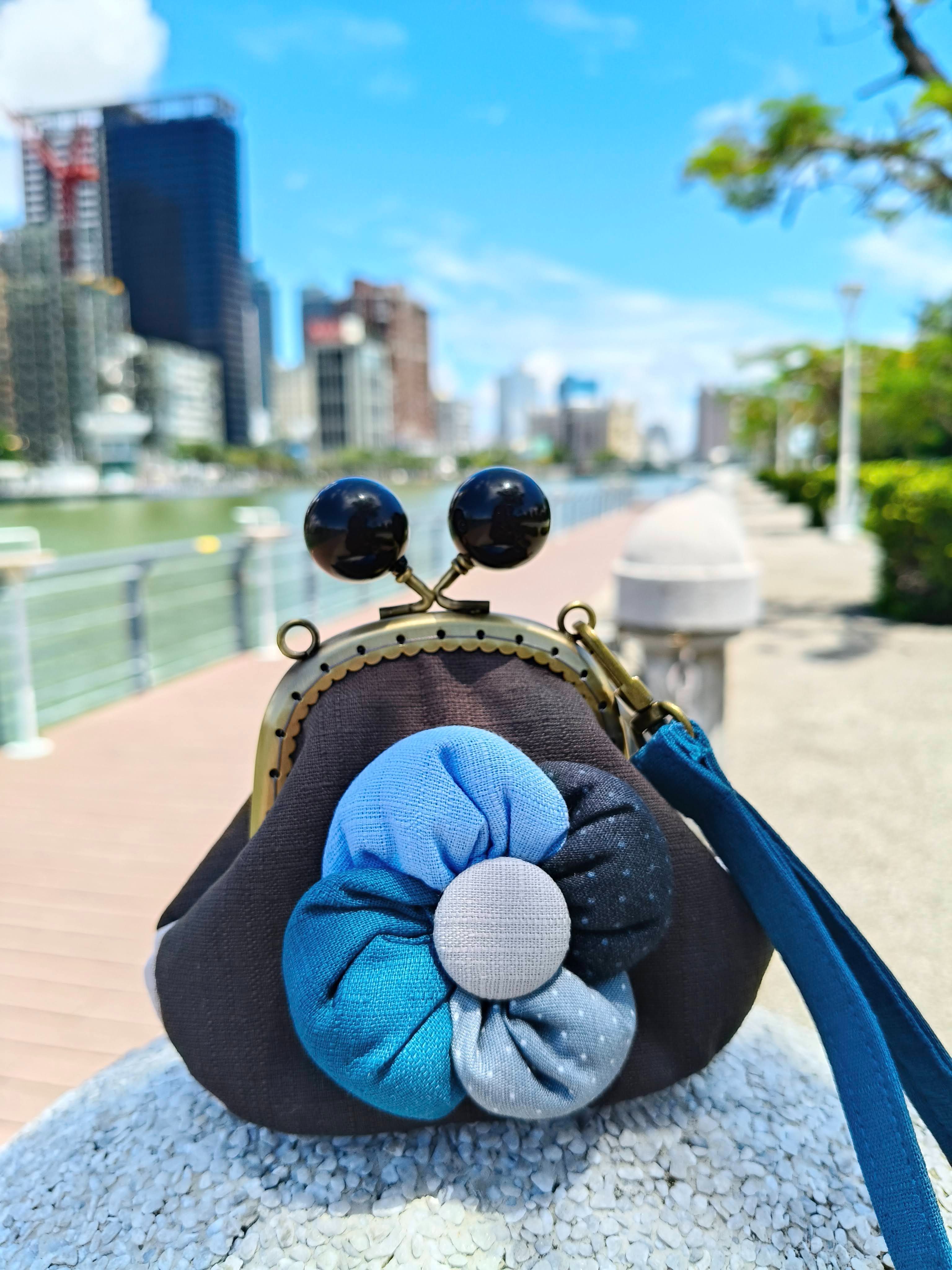 黑灰藍小花口金