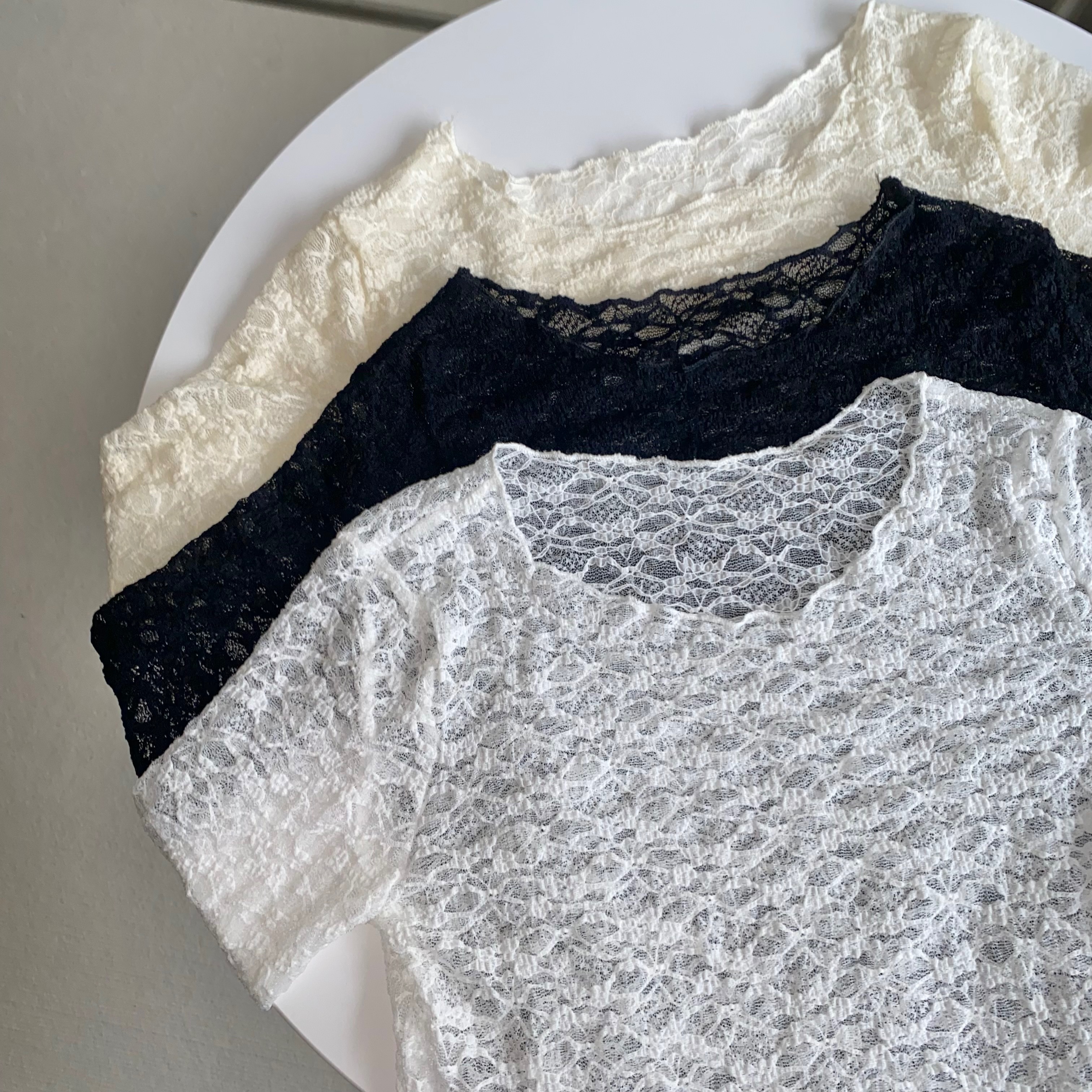 仙女疊穿 柔軟花蕾絲捲邊透膚內搭上衣 *3色