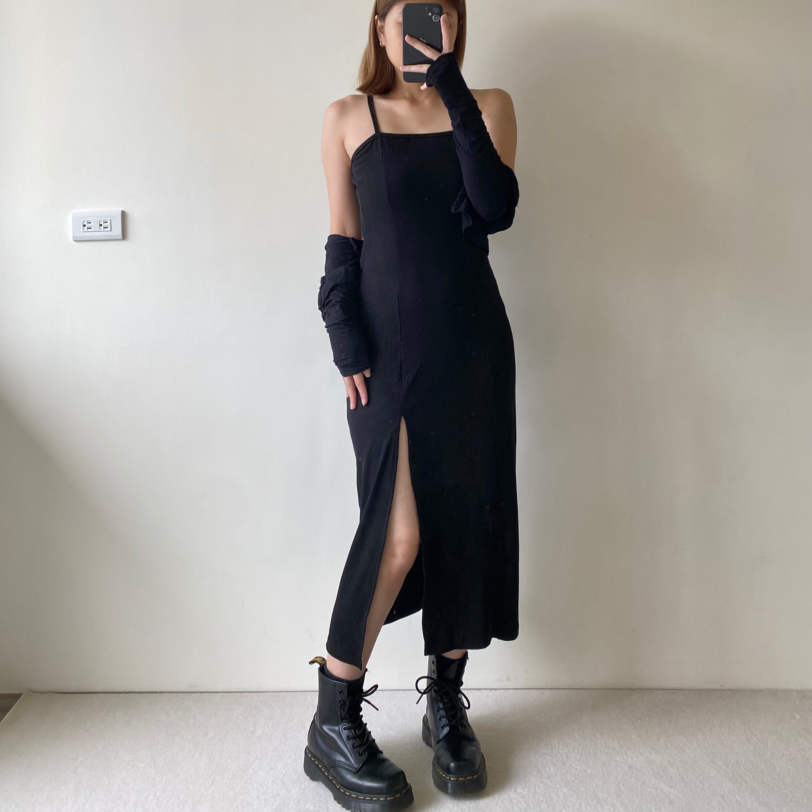 全場焦點!氣質辣仙女 修身開岔細肩洋裝黑色