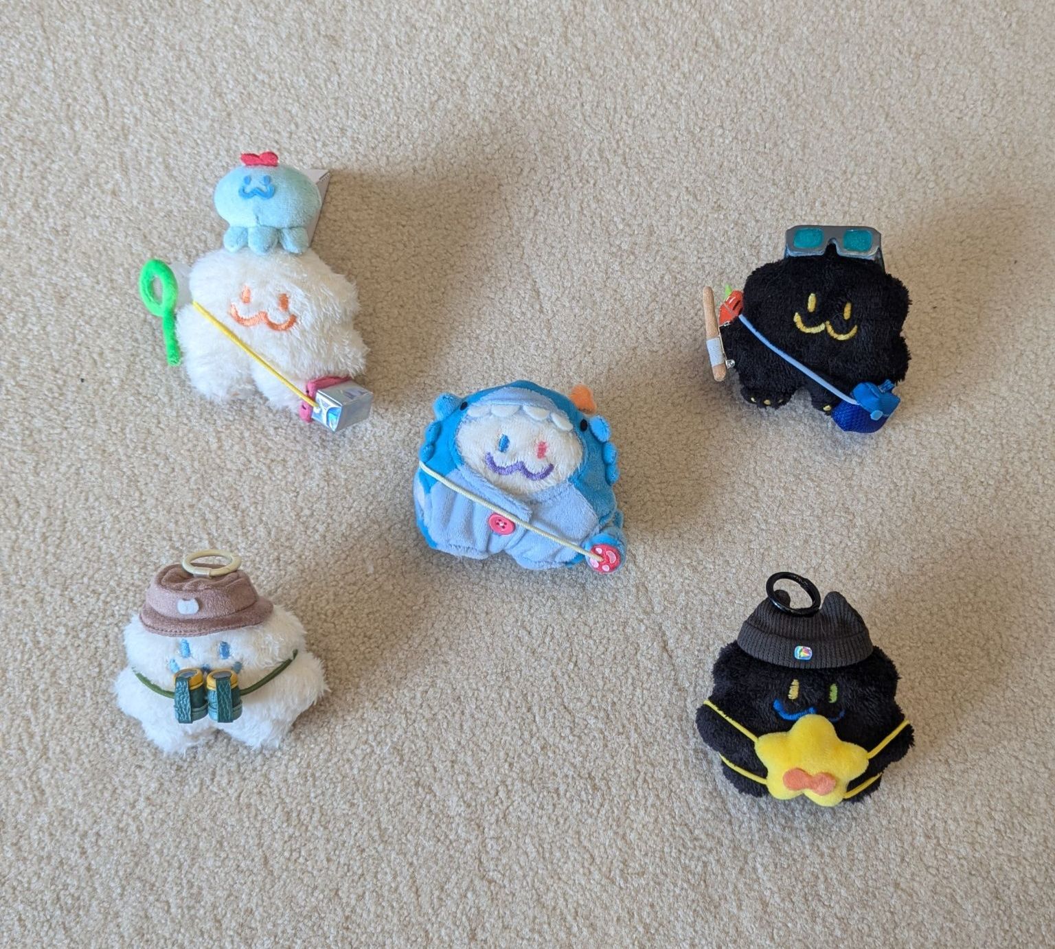 （預購結束）黑白小毛球娃娃吊飾裝備【2025文具展】