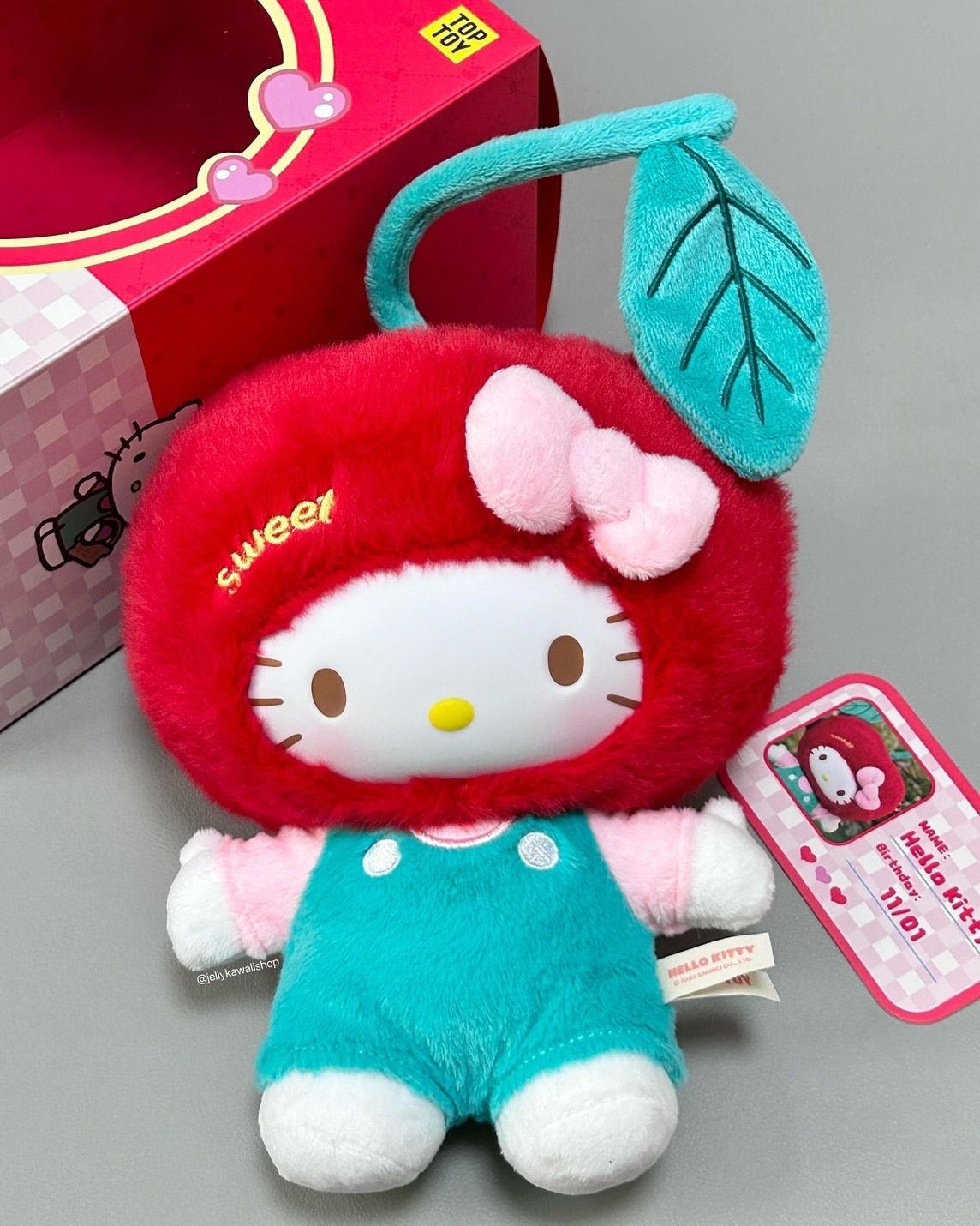 ＜預購＞Hello Kitty 正版授權 櫻桃毛絨搪膠大體（附贈背帶）