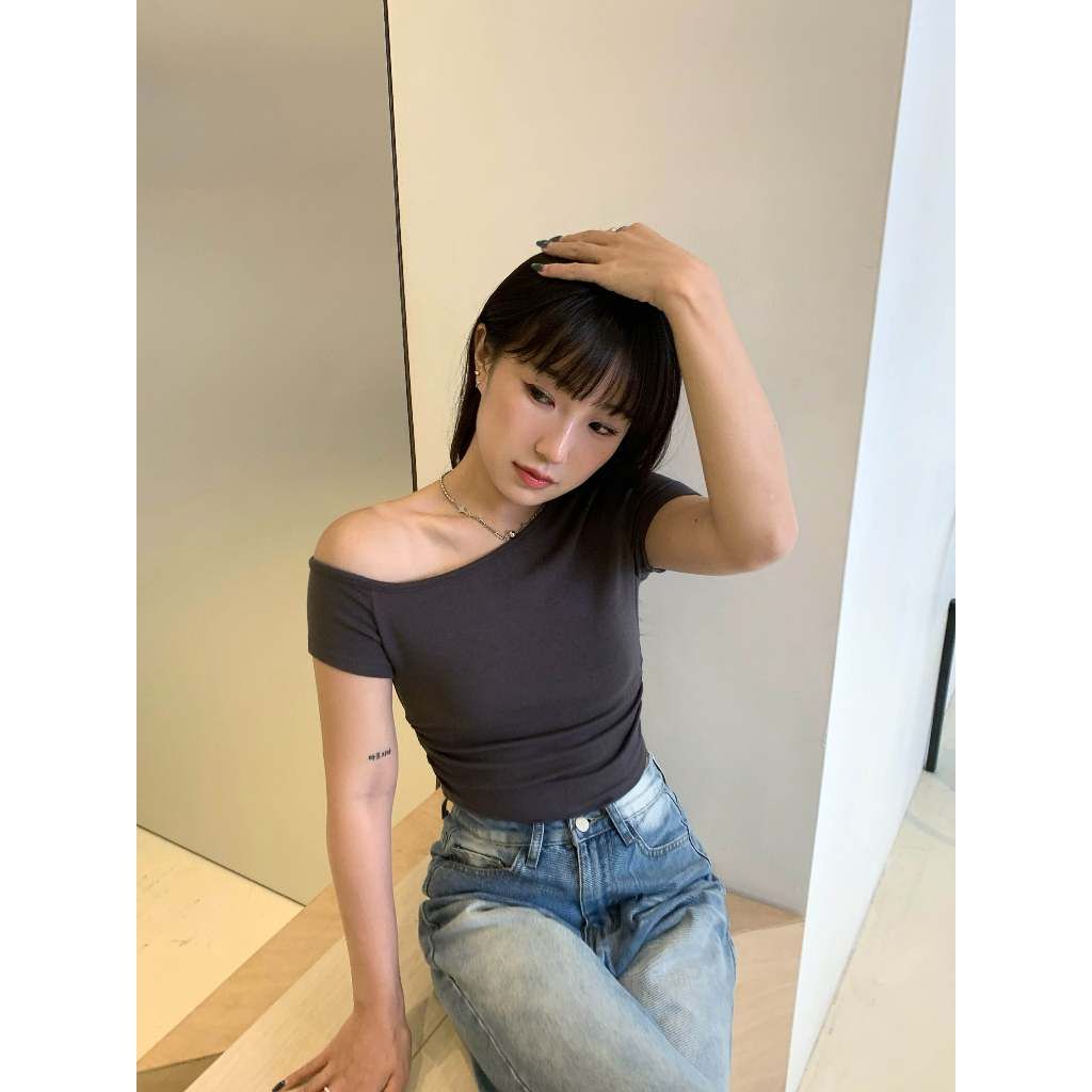 Velpro 現貨+預購｜本期激推🔥側邊抓皺斜領上衣 夏季必備 露肩上衣 顯瘦顯腰身款