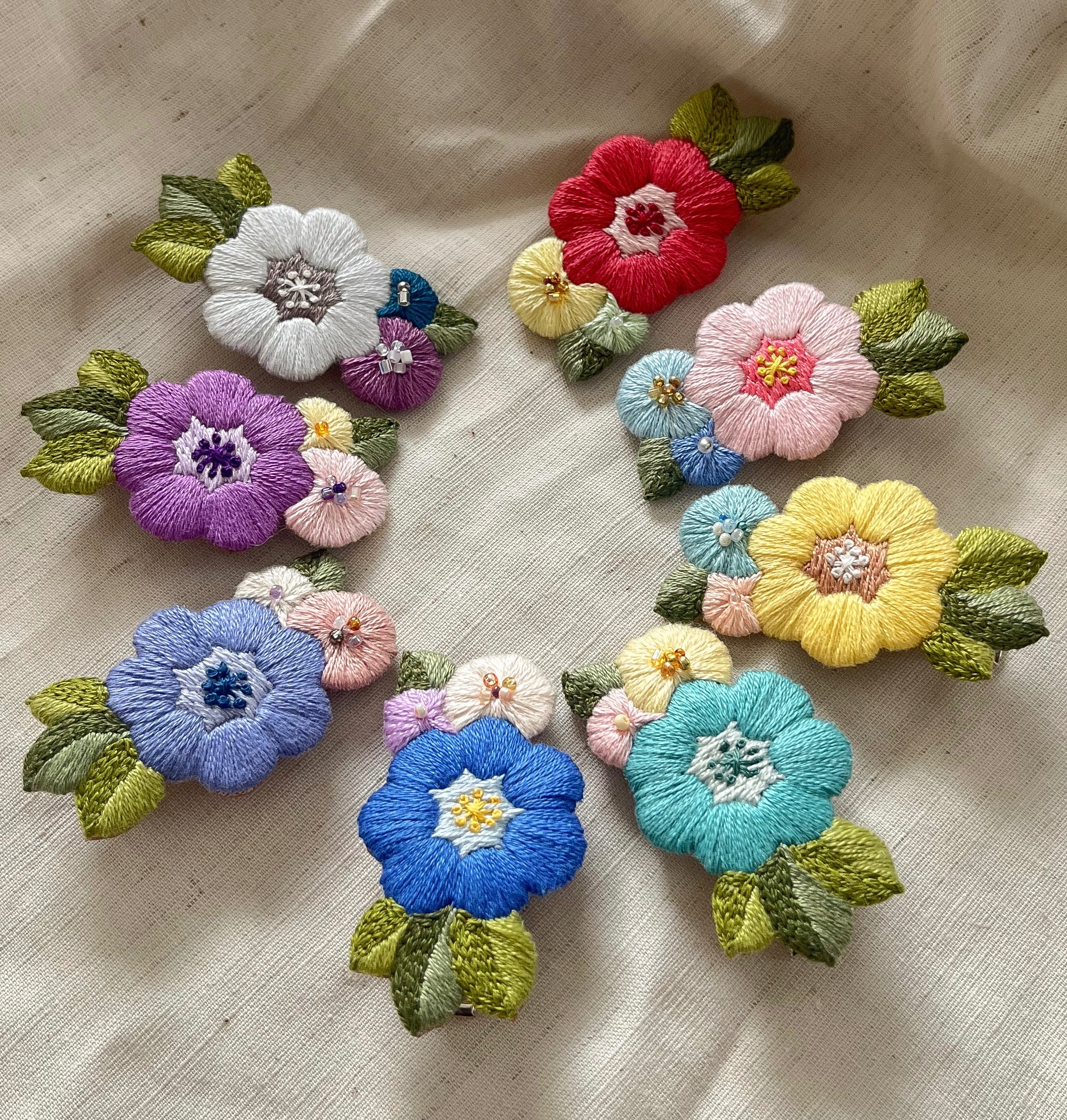 手刺繡髮夾《小日花》請點圖片觀看細節