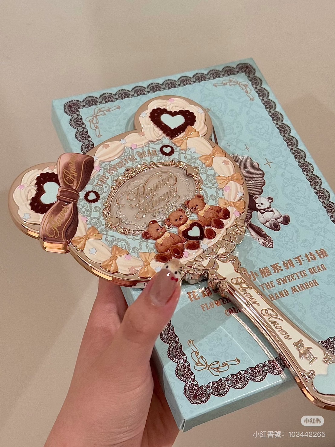 花知曉甜心小熊手拿鏡🐻
