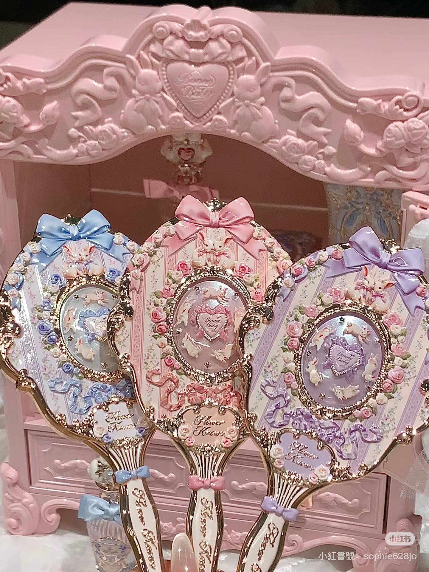 花知曉邦尼手持鏡子