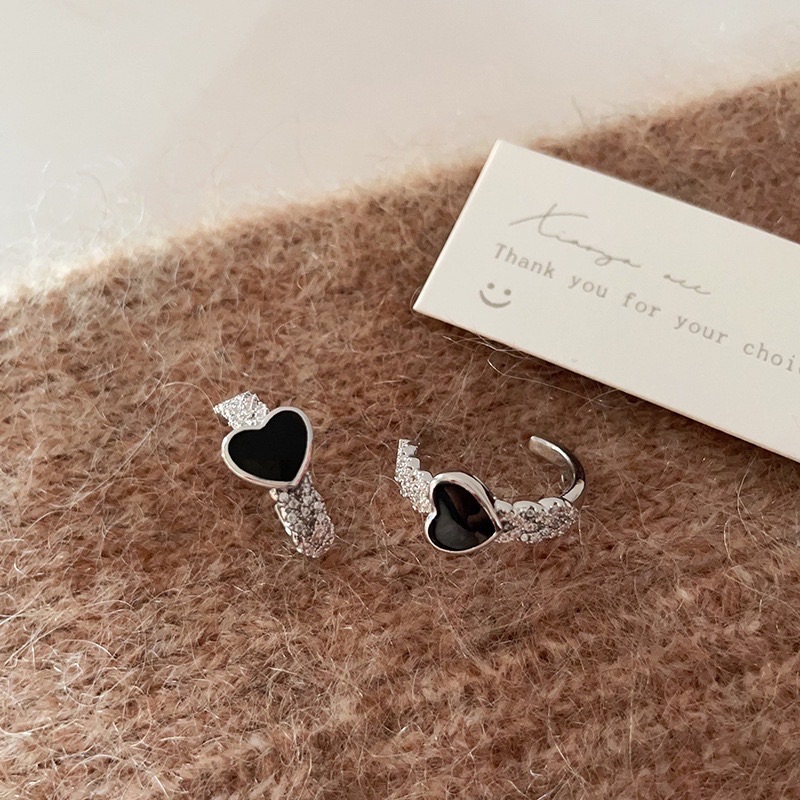 金屬黑愛心耳針