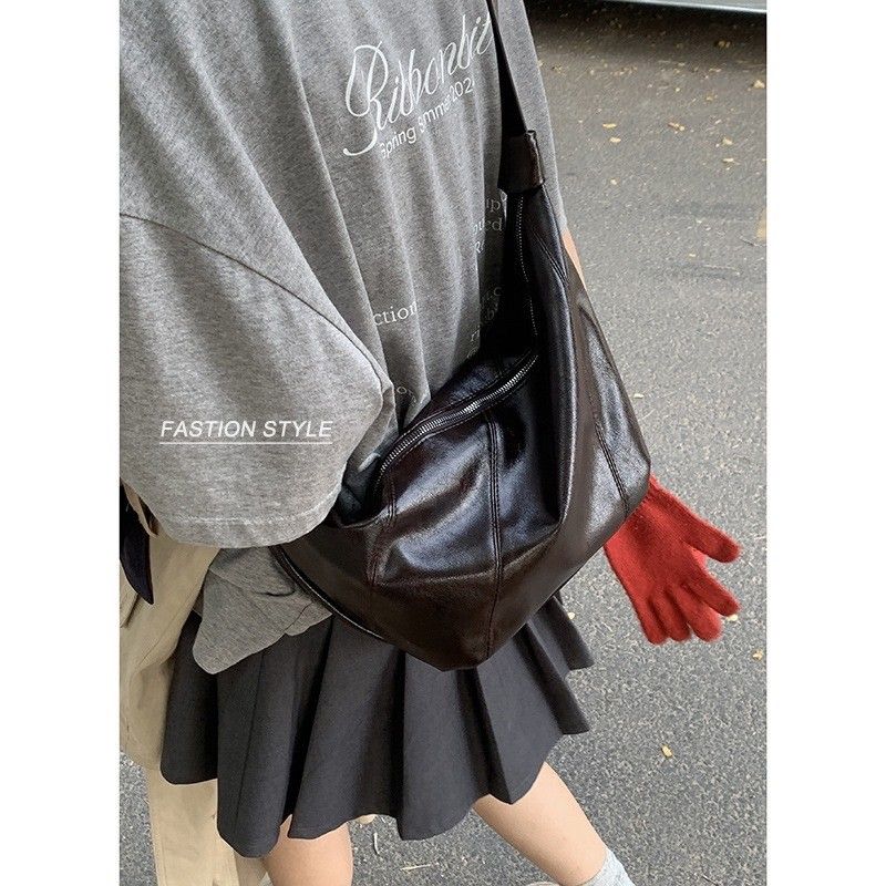 🌟現貨🌟復古念想-高級復古感亮面大容量斜背包牛角包 4color