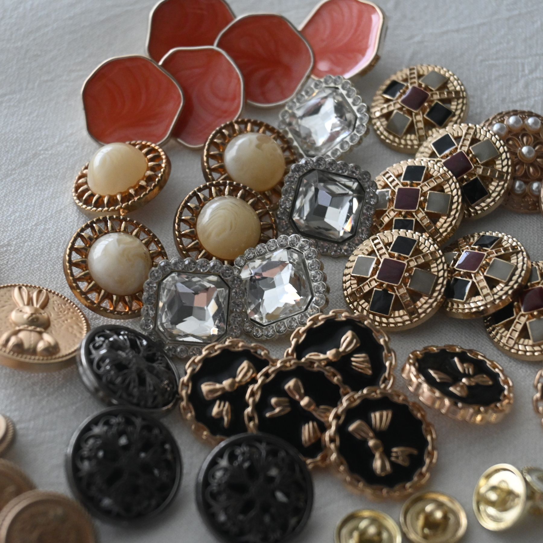 一堆鈕扣一起出