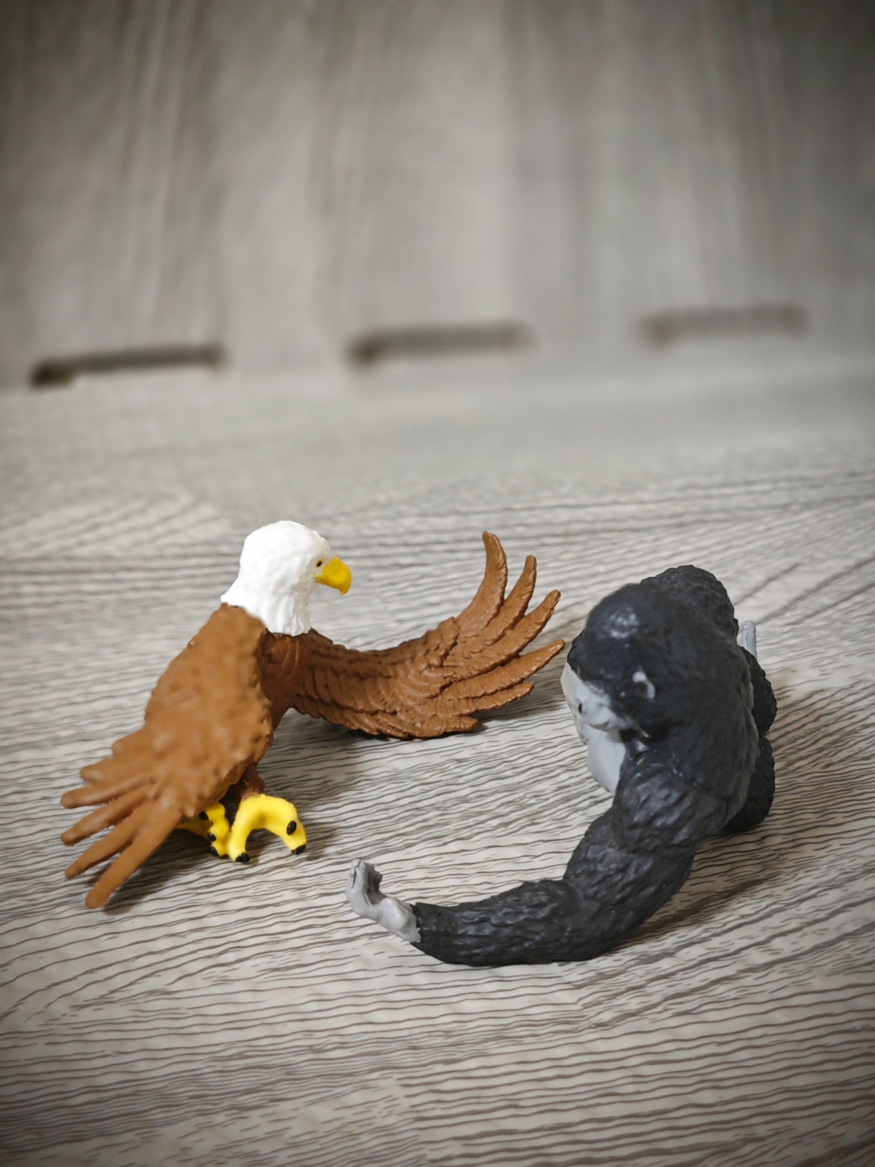 老鷹猩猩側抱扭蛋 公仔