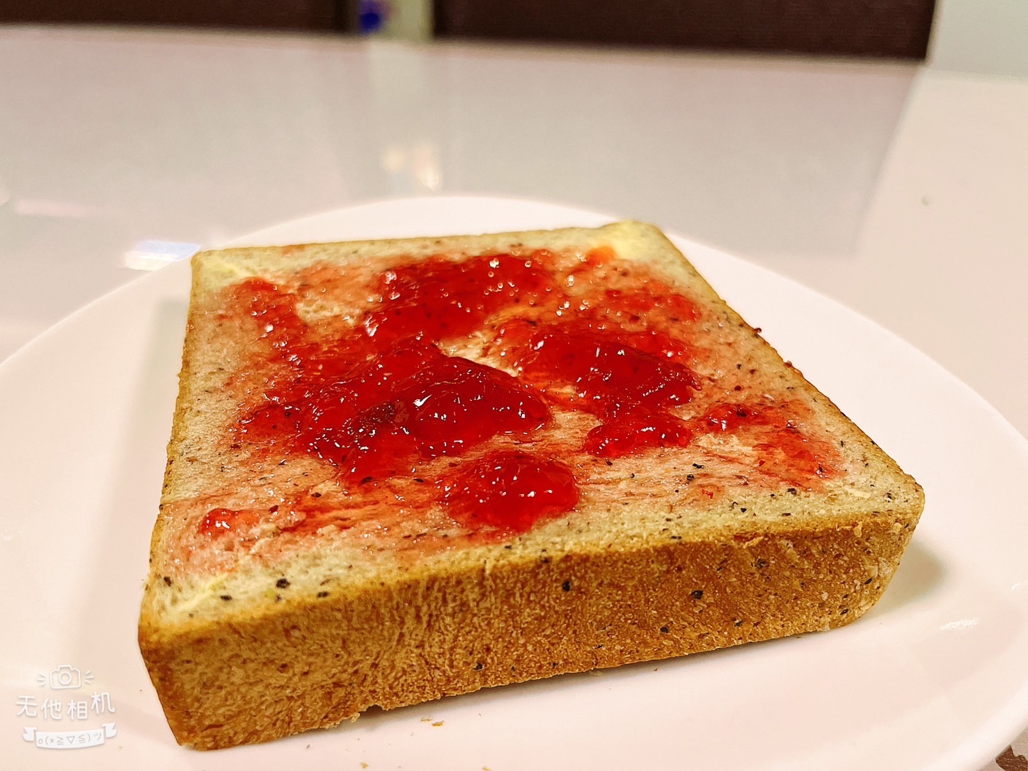 果粒草莓醬吐司