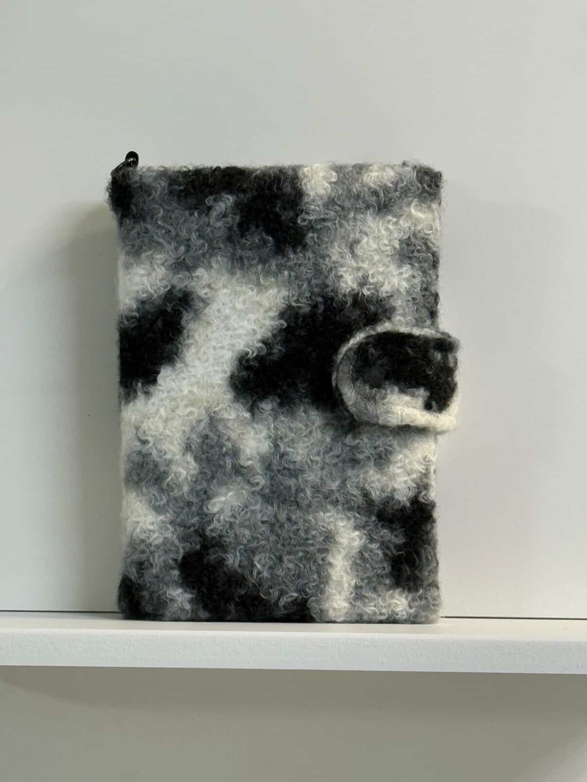 預購 Binus 毛毛黑書衣