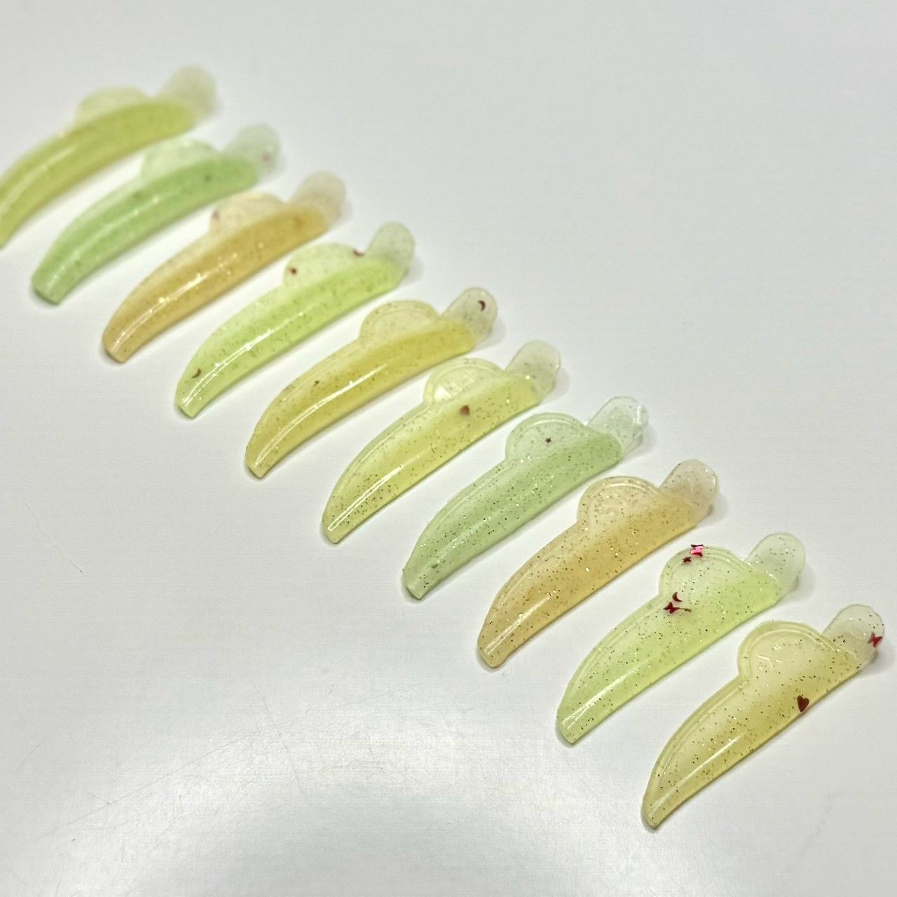 香蕉 勾玉U型 芒果平替款 比起萬用型的C型 更能在壓睫眼型上延伸睫毛長度