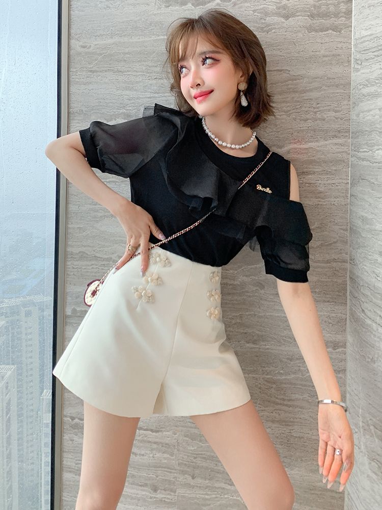 MIUCO 性感單邊露肩荷葉邊上衣+復古盤扣短褲 套裝