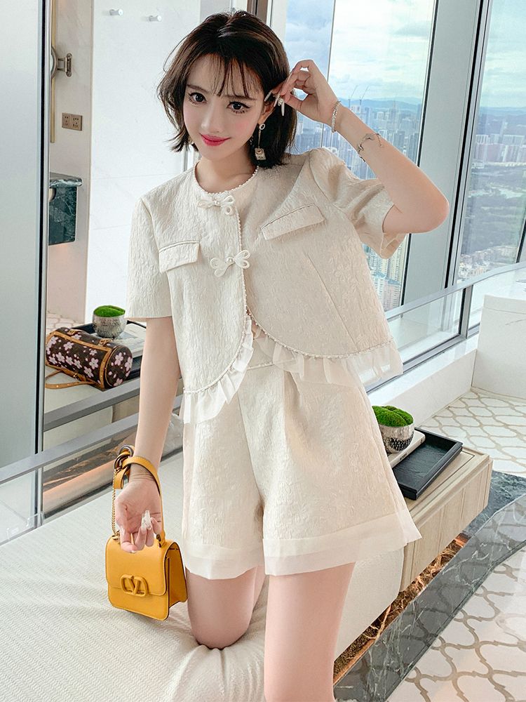 MIUCO 復古蝴蝶結釦木耳邊衣擺上衣+高腰短褲 小香風套裝