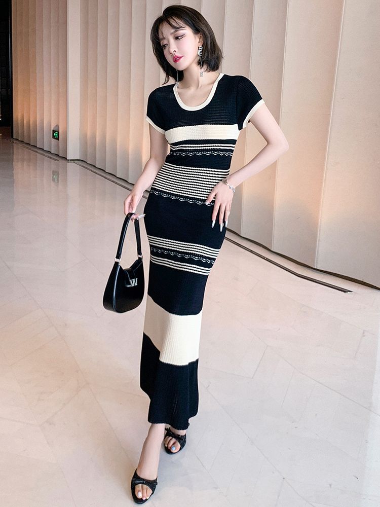 MIUCO 個性黑白撞色條紋圓領包肩袖修身針織洋裝