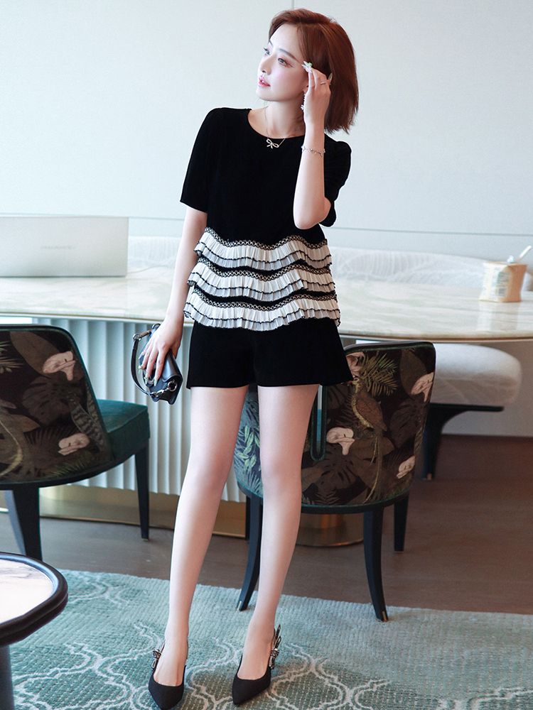 MIUCO 白色蕾絲荷葉擺黑絲絨短袖上衣+黑絲絨闊腳短褲 套裝