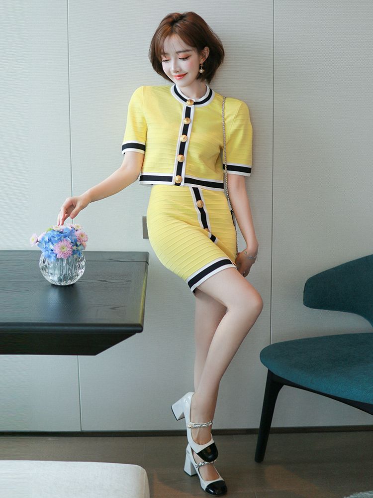 MIUCO 黑白條紋小香風浮雕金扣短針織衫+包臀修身短裙 小香風針織套裝