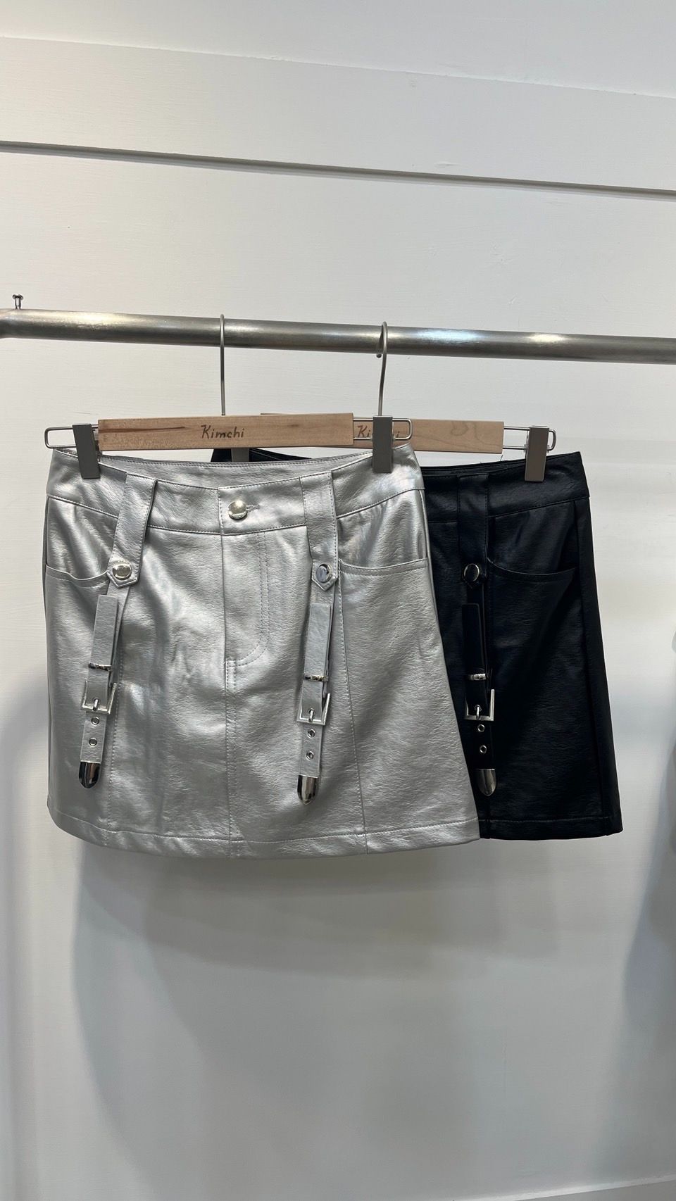 銀帶造型工裝皮短裙