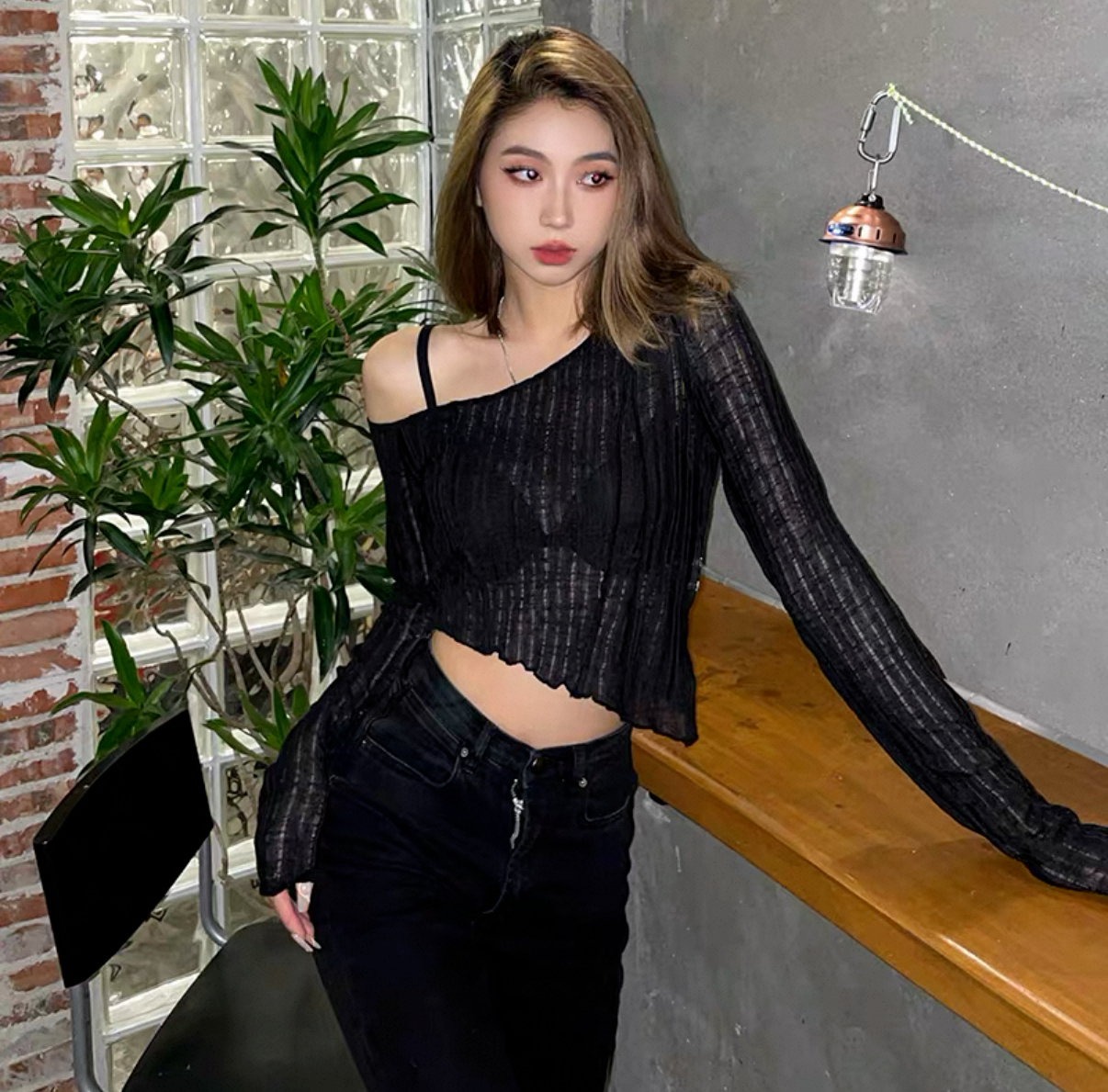 微緊身斜肩透膚上衣